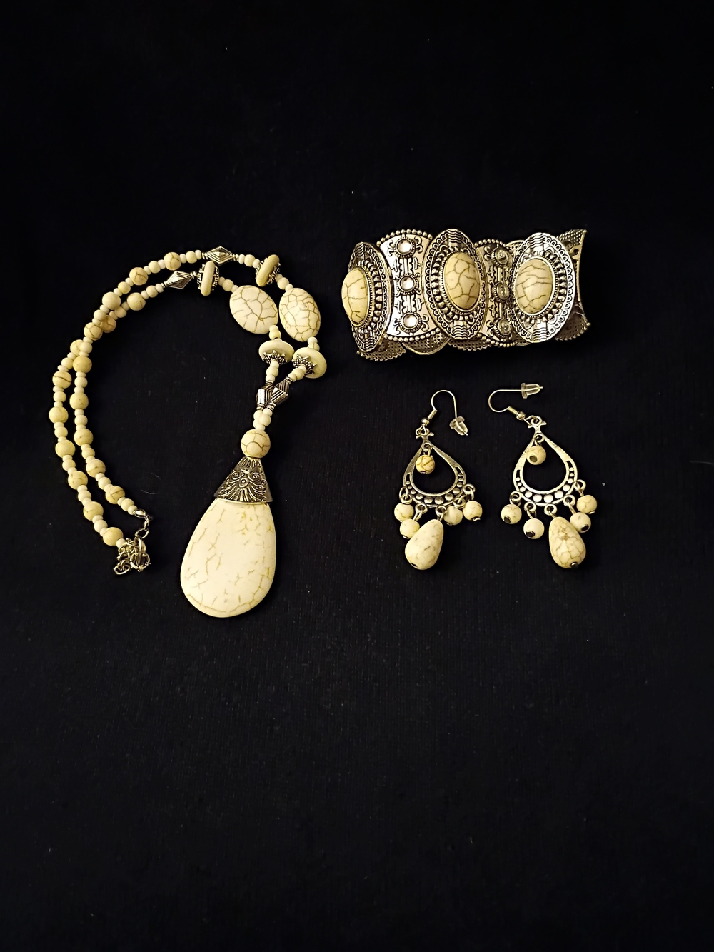 *NEVER WORN* Beige Stone Pendant Necklace, Bracelet & Earrings Jewelry Set